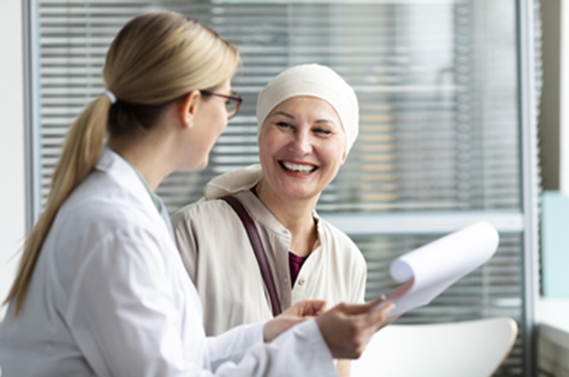 Patiente heureuse après une chirurgie esthétique réussie en Tunisie